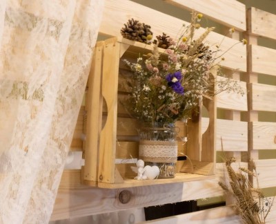 Дървена щайга със сухи цветя за декорация на гръб за сватбена маса