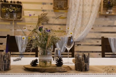 Аранжировка с пънче, ваза със сухи цветя и свещници за сватбена маса