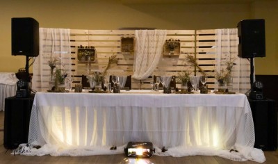 Сватбена маса с дантела и зебло и дървени пана с декорация