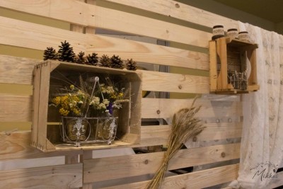 Цветя в щайги за гръб на сватбена маса в рустик стил