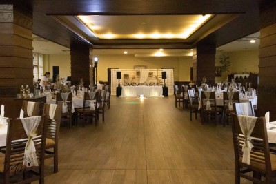 Декориран на сватбена зала с панделки за столове и диви цветя