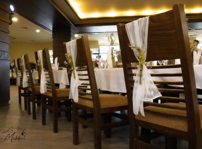 Декорация на столове с панделка и диви цветя за рустик сватба