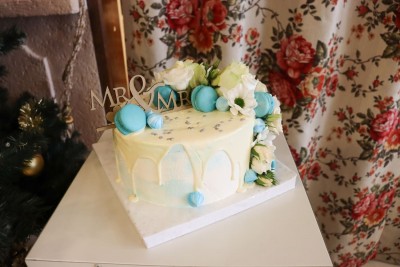Сватбена торта с френски макарони цветя и топер