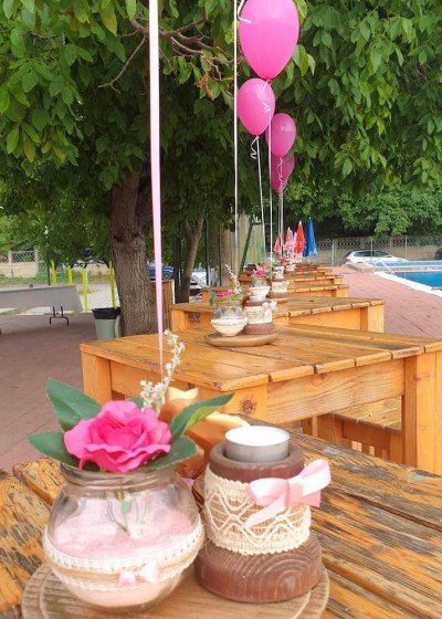 Аранжировка за маса със свещник, ваза и балон с хелий