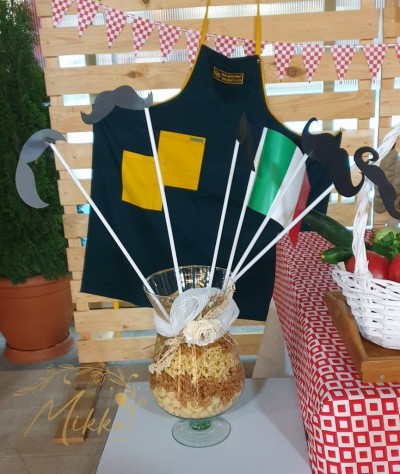 Аранжировка с макарони и мустаци за декорация на тема пицария