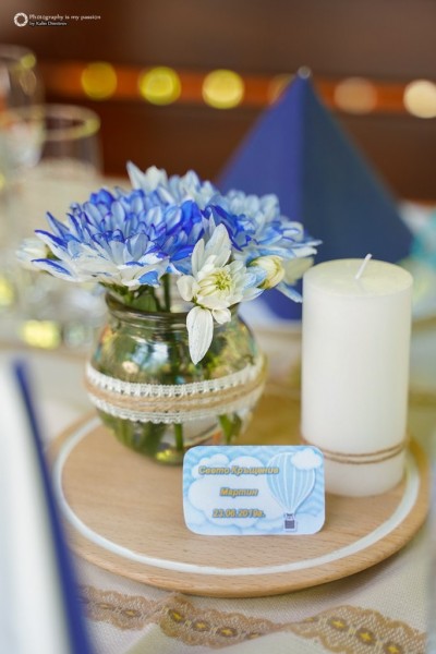 Аранжировка за декорация на маса с естествени цветя, свещ и табелка за Свето кръщение