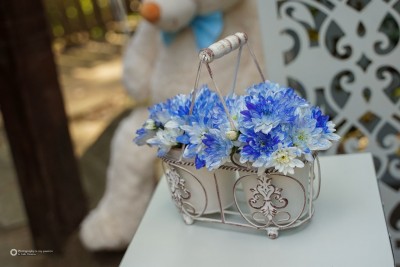 Цветна аранжировка с естествени цветя в синьо за декорране на сладка маса