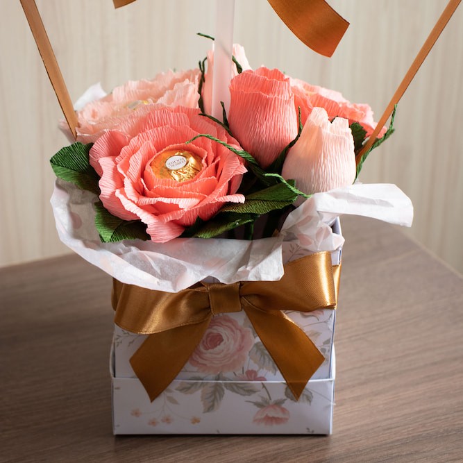 Букет от балон и бонбонени цветя в розово