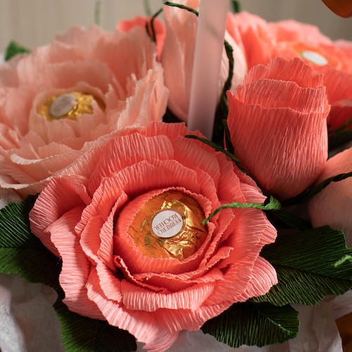 Цветя от креп хартия за букет в кутия