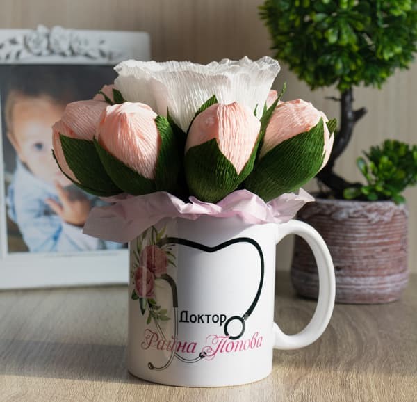 Букет от бонбонени цветя в чаша с послание за доктор