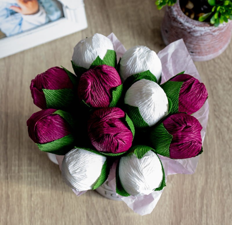 Букет от 11 бонбонени цветя в порцеланова чаша с надпис