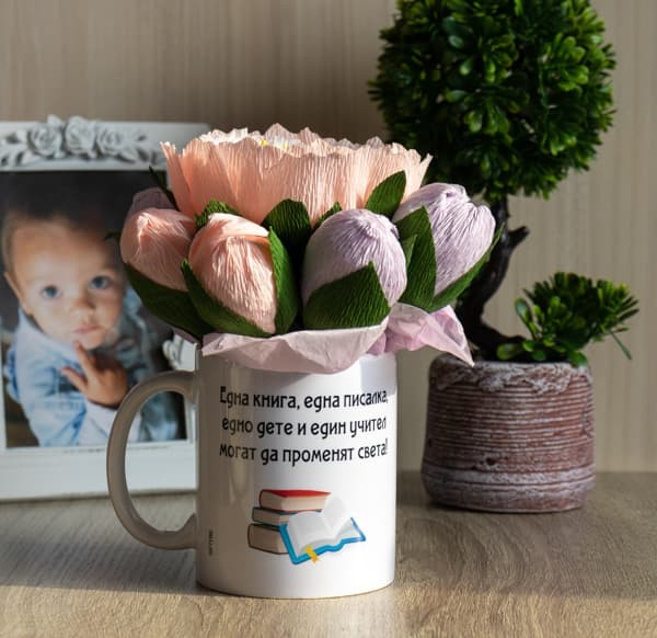 Букет в  порцеланова чаша за учител с цветя и бонбони