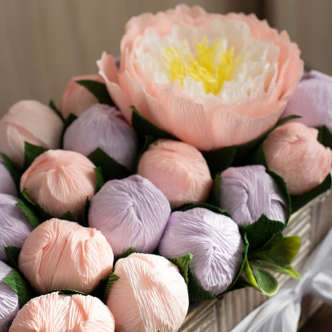 Бонбонени цветя от креп хартия в букет