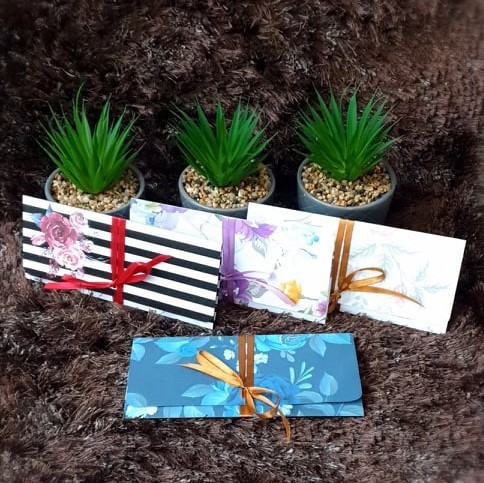 Картичка плик с панделка и цветя за подарък